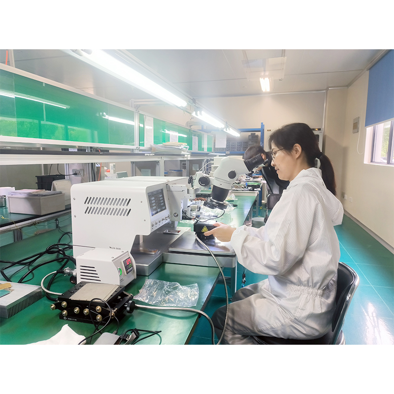 How does the heating system of a multifunctional gold ribbon bonding machine achieve uniform temperature distribution?